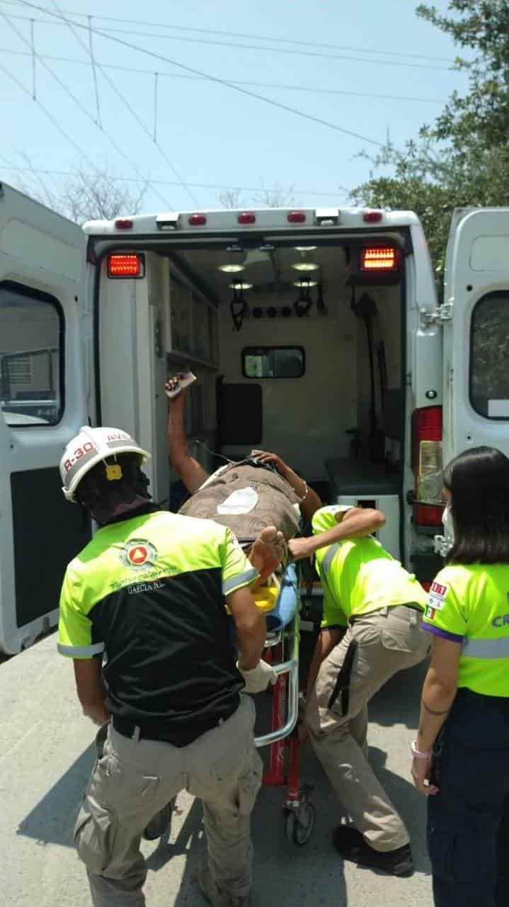 Balean a joven afuera de su domicilio en García