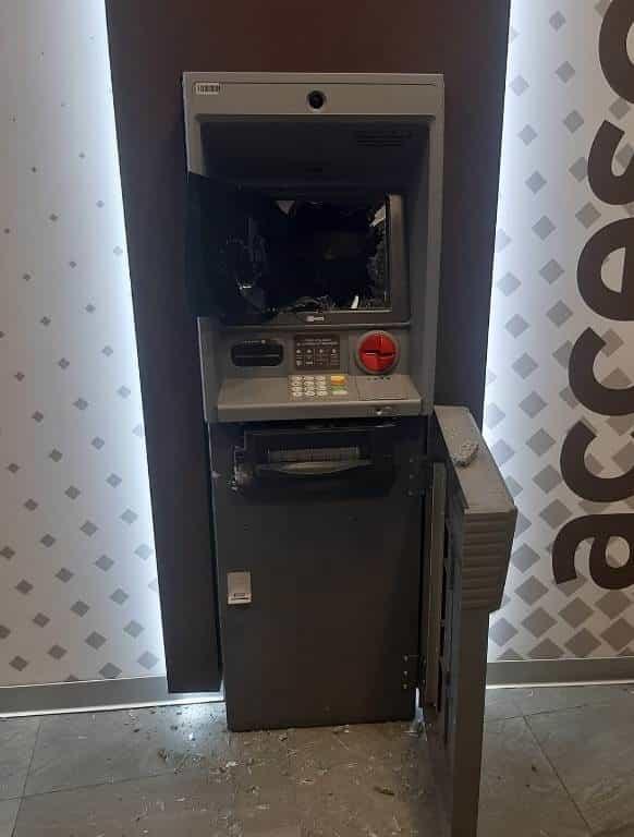 Desquita su furia con cajero automático Desquita su furia con cajero automático