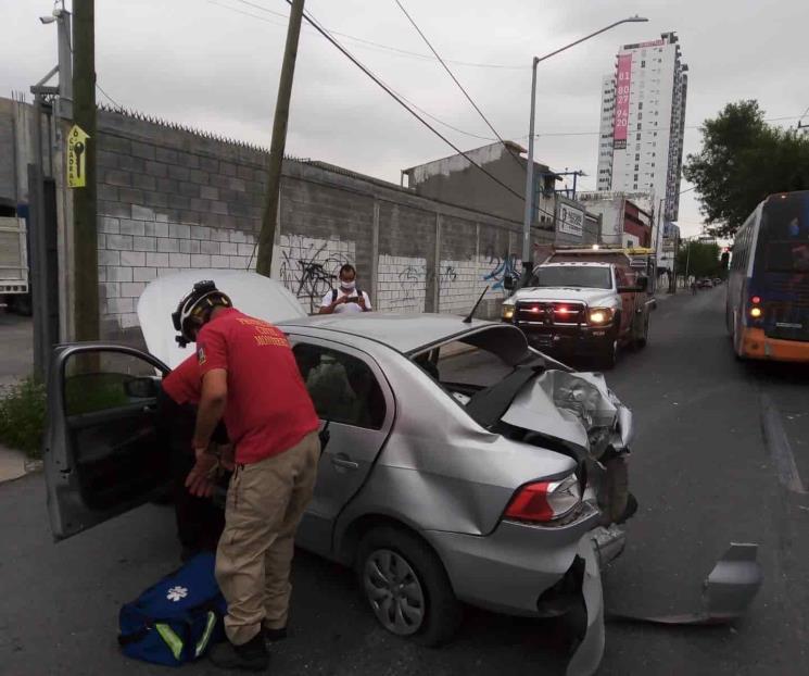 Resulta herido en choque contra camión