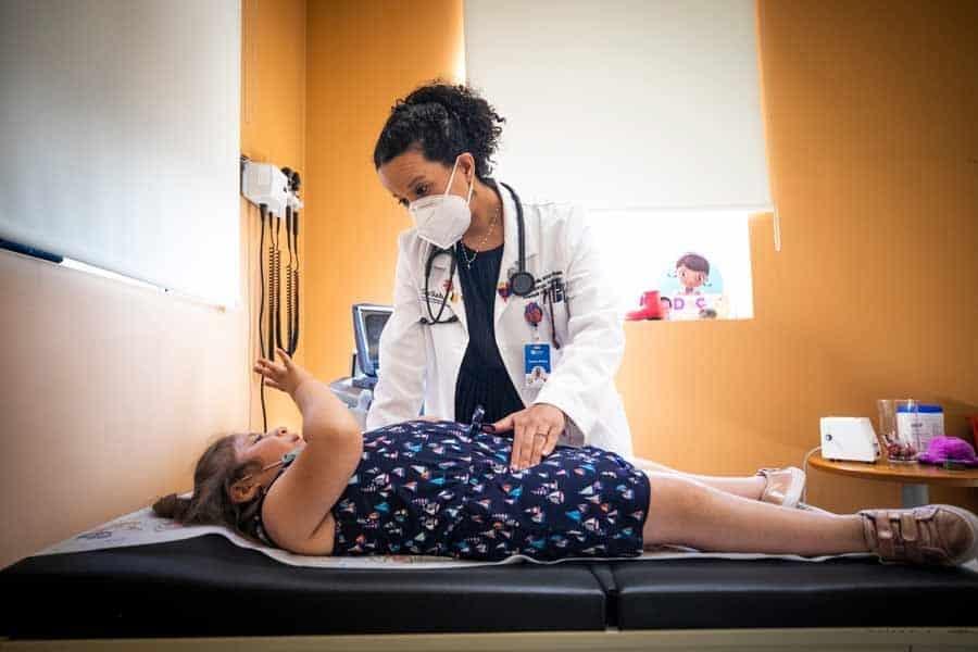 Doctora Juguetes toca el corazón de los niños con su magia