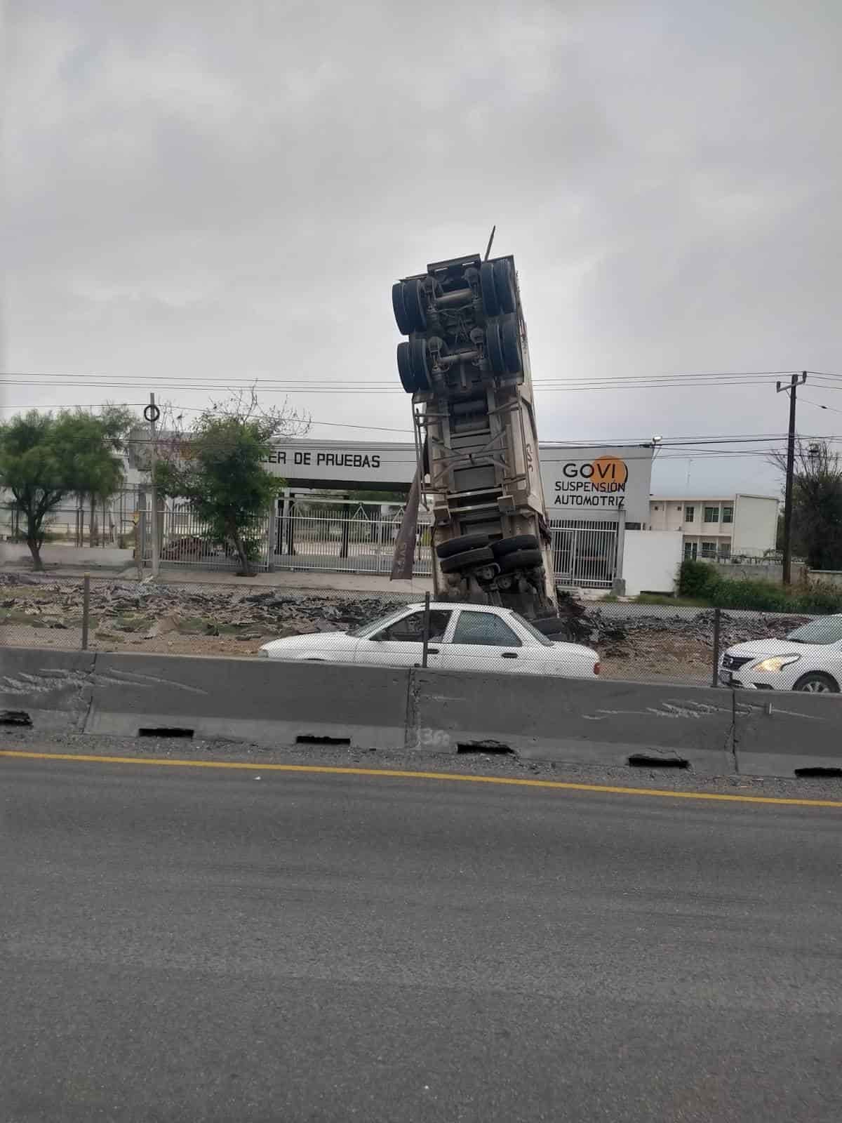 El semirremolque de un tráiler cargado con varias toneladas de chatarra se soltó de la unidad y tras volcar quedó en forma vertical