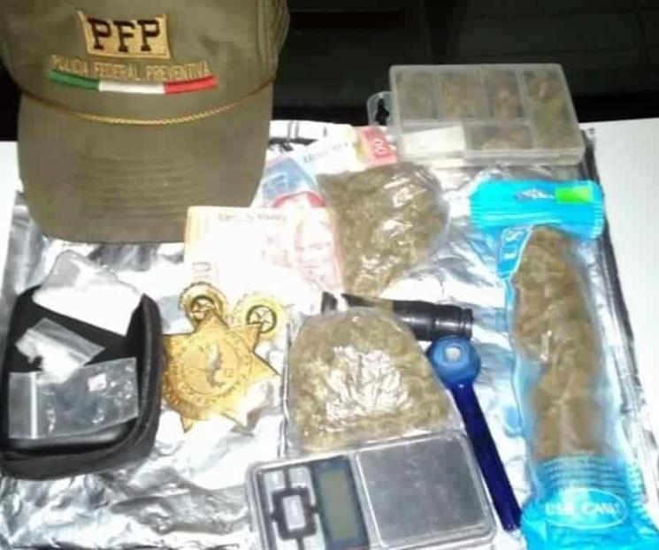Caen con droga e insignias de la PFC