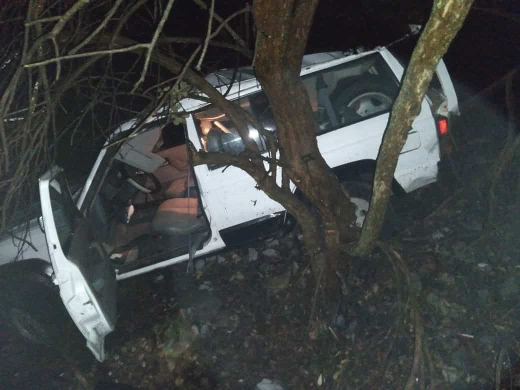 La camioneta terminó con una llanta ponchada y estuvo a punto de caer de un barranco