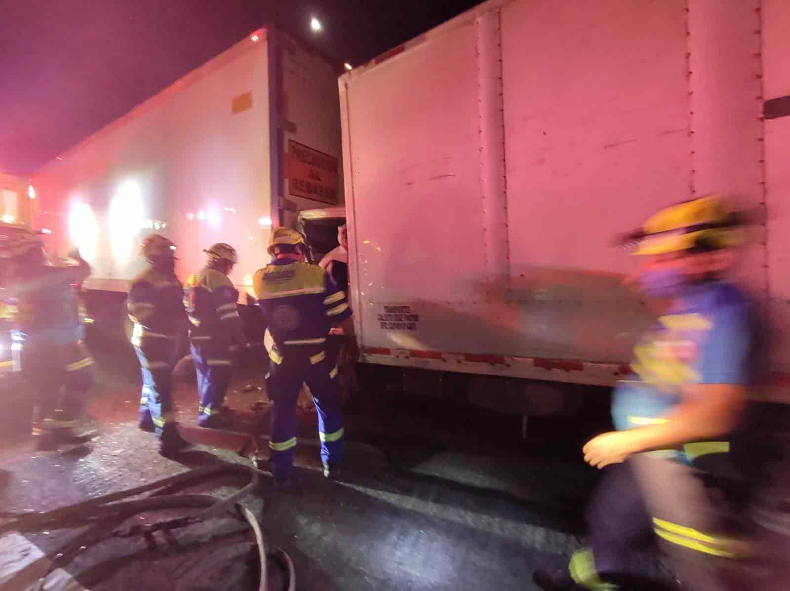 El conductor de un transporte de carga resultó prensado luego de dormitar al volante y estrellarse