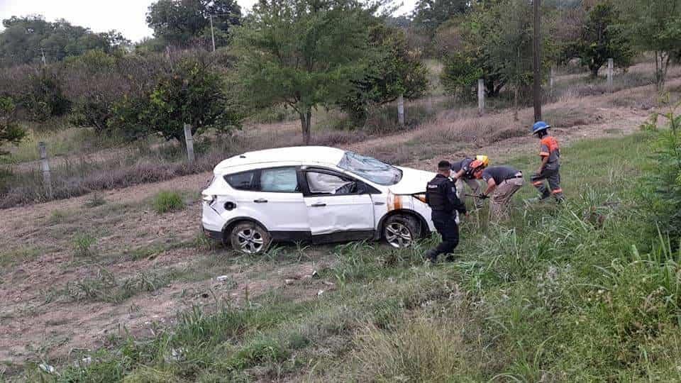 Hombre queda grave en volcadura en Gral. Terán