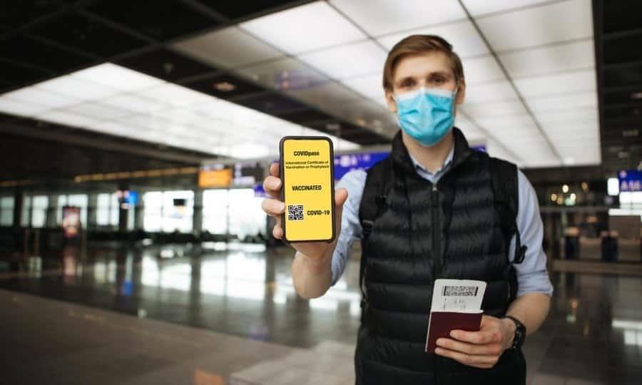 Considera EU pasaportes de vacunación