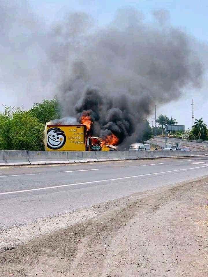 Bloquean y queman vehículos en Michoacán Bloquean y queman vehículos en Michoacán