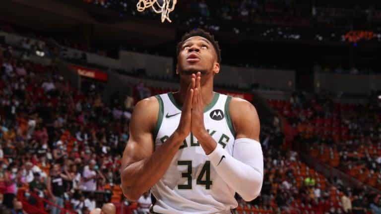 Avanza Milwaukee a las semifinales de Conferencia