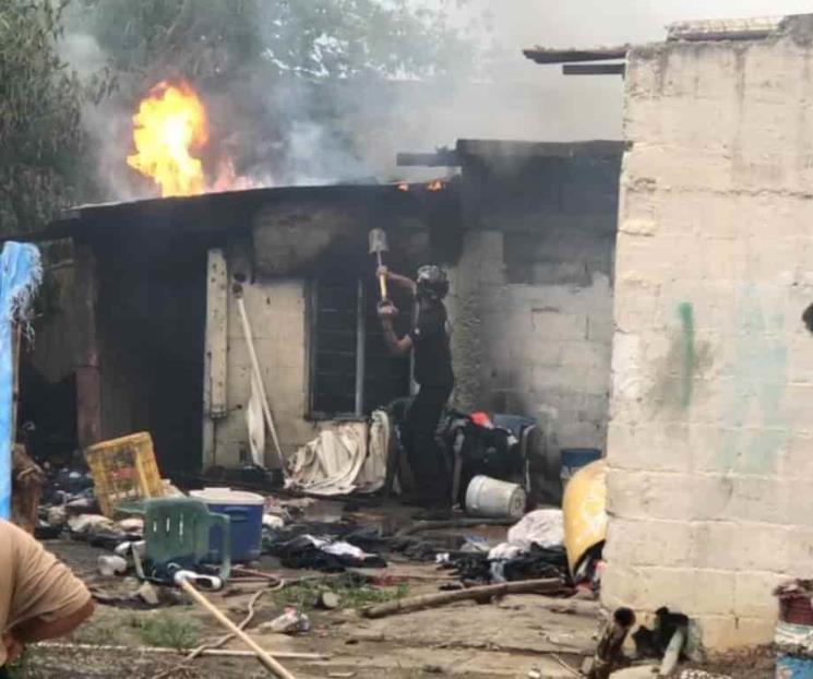 Destruye fuego casa, rescatan a familia
