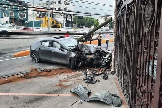 Causa choque contra postes apagón en Cumbres Causa choque contra postes apagón en Cumbres