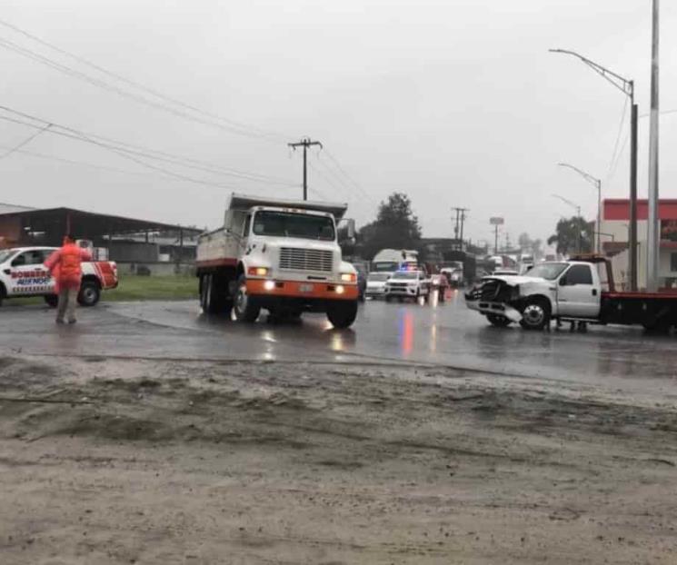 Causa movilización choque entre grúa y tráiler Causa movilización choque entre grúa y tráiler