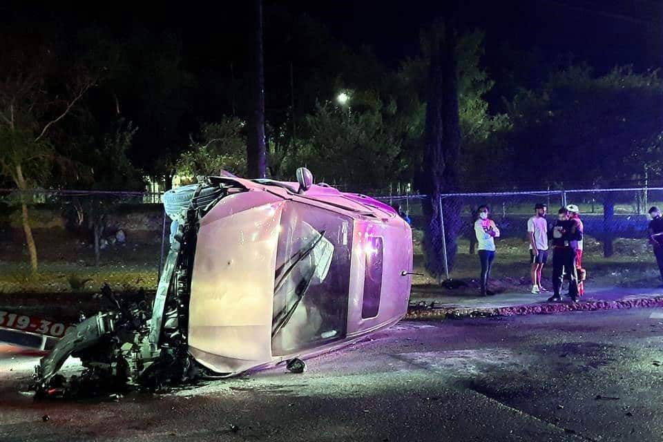 Un jugador de la Sub-20 del Club de Futbol Tigres, protagonizó un aparatoso accidente, al volcar su automóvil