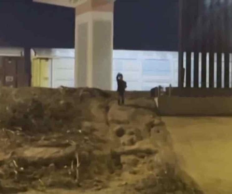 ¡No te vayas!, suplica niño abandonado en frontera