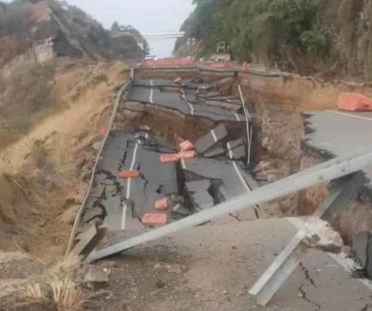 Por grieta colapsa tramo de Autopista Siglo XXI en Michoacán Por grieta colapsa tramo de Autopista Siglo XXI en Michoacán