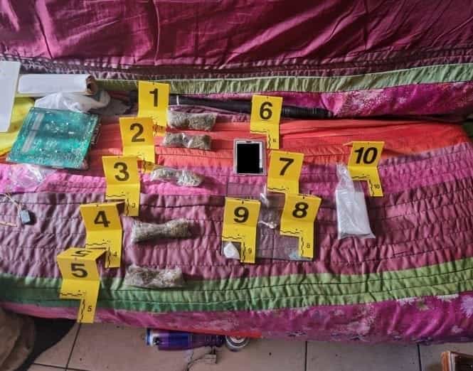 Diversos envoltorios con droga fueron asegurados en dos cateos