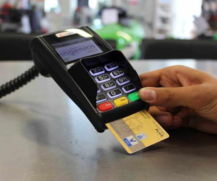 Mexicanos guardan sus tarjetas