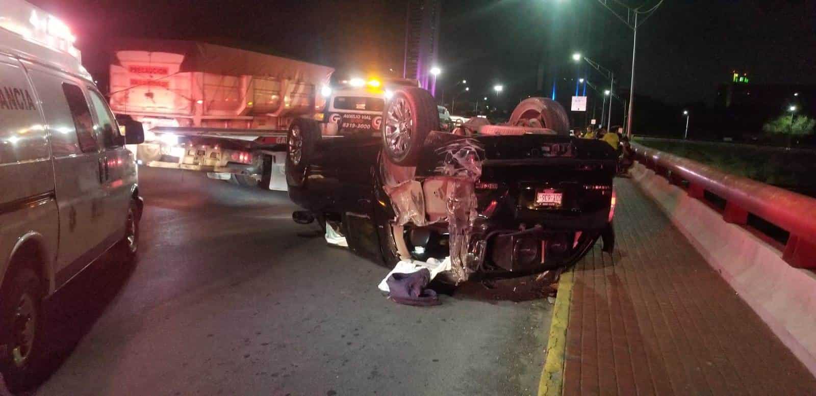 La camioneta quedó volcada y cuatro mujeres que viajaban en la unidad resultaron lesionadas