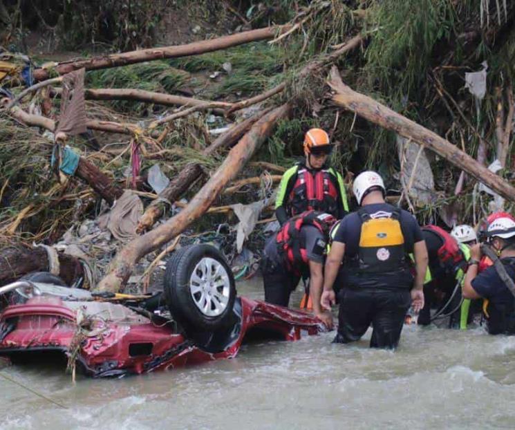 Buscan a mujer que fue arrastrada por la lluvia