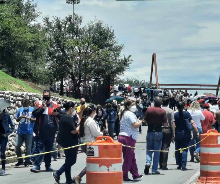 Saturan módulo de vacunación de Cintermex Saturan módulo de vacunación de Cintermex