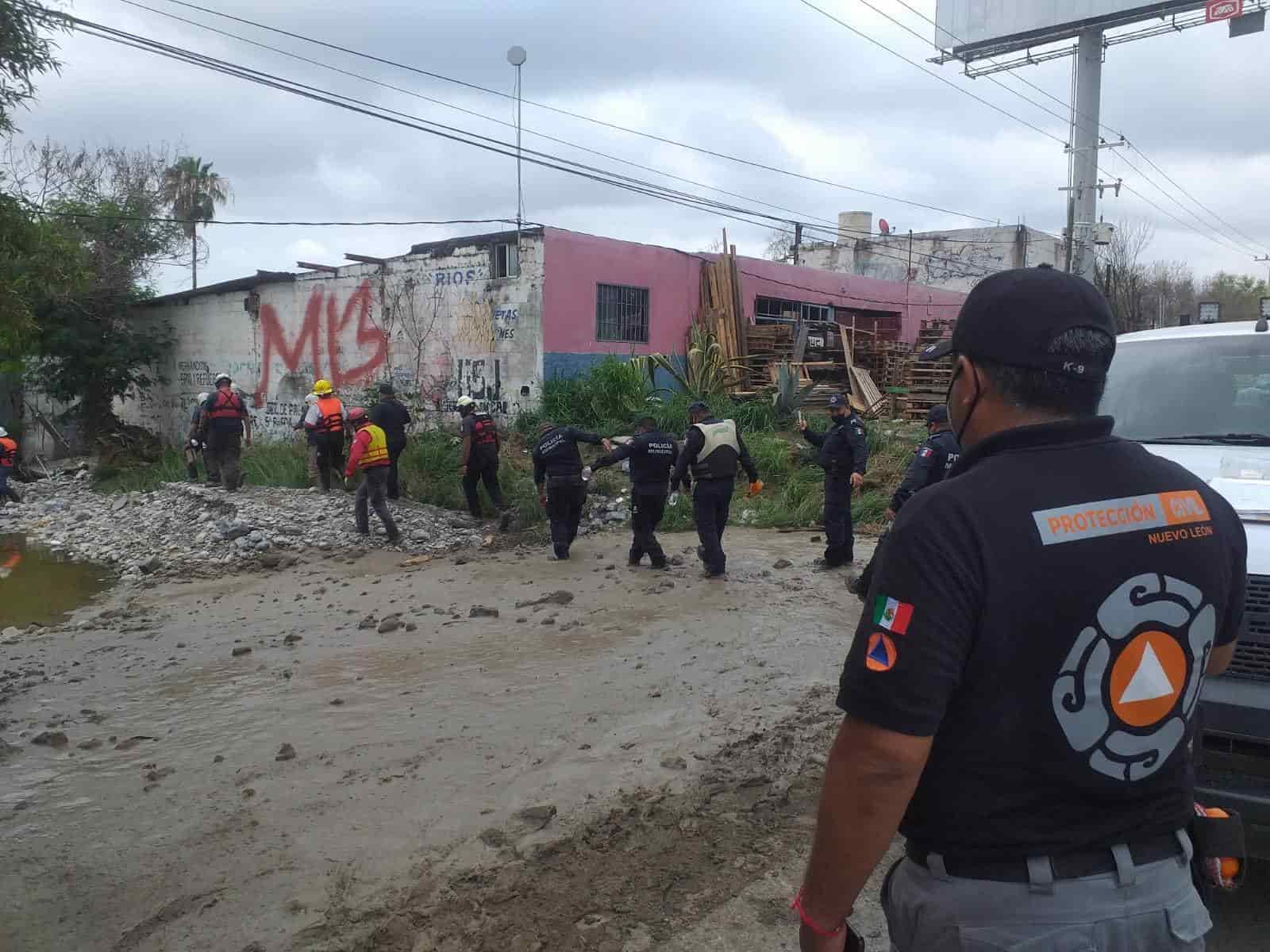 Autoridades buscan a una mujer que la noche del domingo, durante la fuerte lluvia, fue arrastrada a bordo de su vehículo