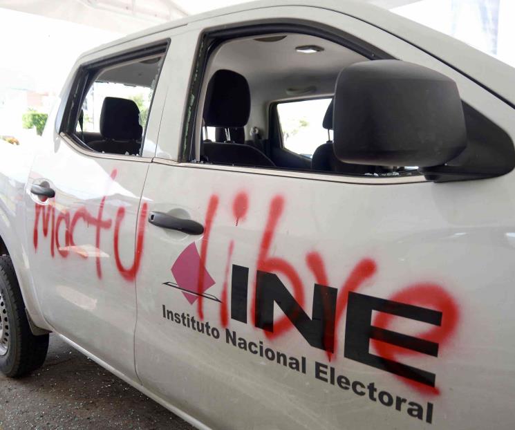 Escalan protestas de normalistas;queman instalaciones de INE