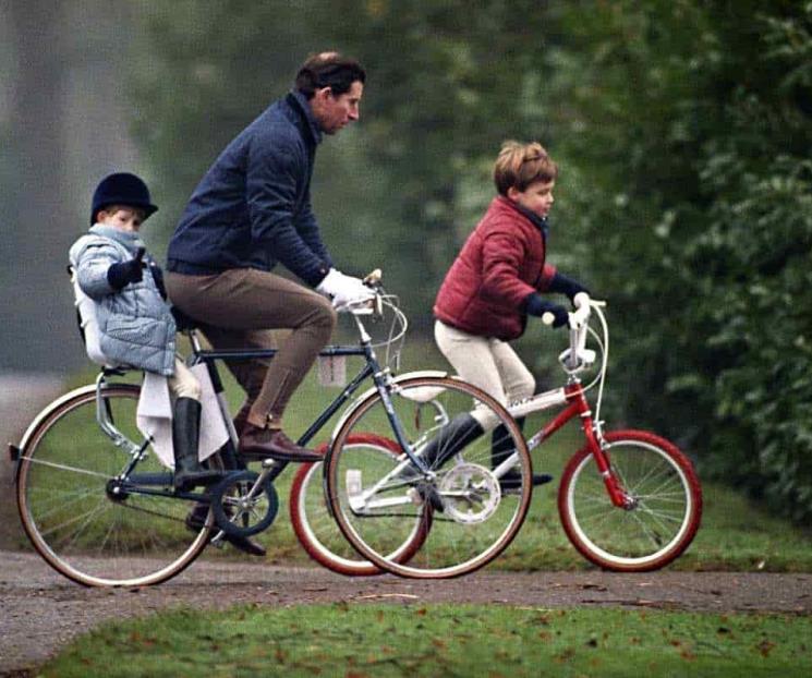 Revelan fotos del príncipe Harry y su papá en bicicleta Revelan fotos del príncipe Harry y su papá en bicicleta