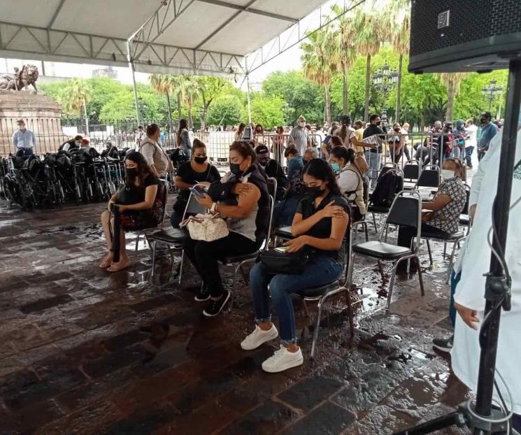 Ni la lluvia detiene vacunación Ni la lluvia detiene vacunación