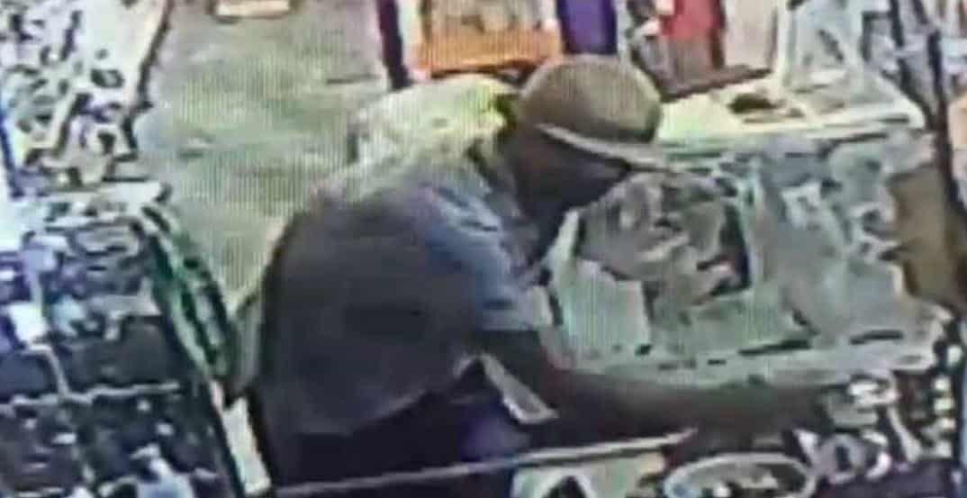 Asaltan tienda de abarrotes en zona norte de Monterrey Asaltan tienda de abarrotes en zona norte de Monterrey