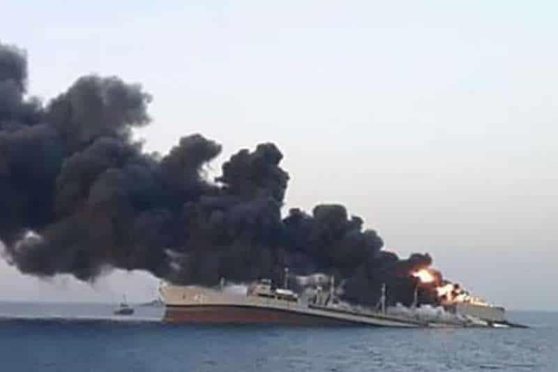 Se hunde barco iraní tras un incendio Se hunde barco iraní tras un incendio