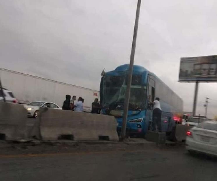 Choca autobús con pasajeros haitianos que iban a EU Choca autobús con pasajeros haitianos que iban a EU