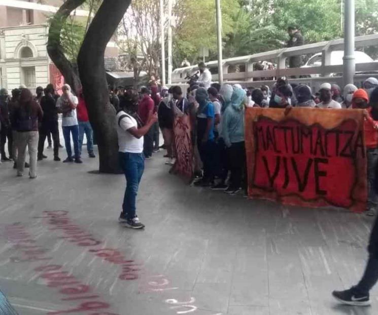 Normalistas de Ayotzinapa protestan frente a la FGR Normalistas de Ayotzinapa protestan frente a la FGR