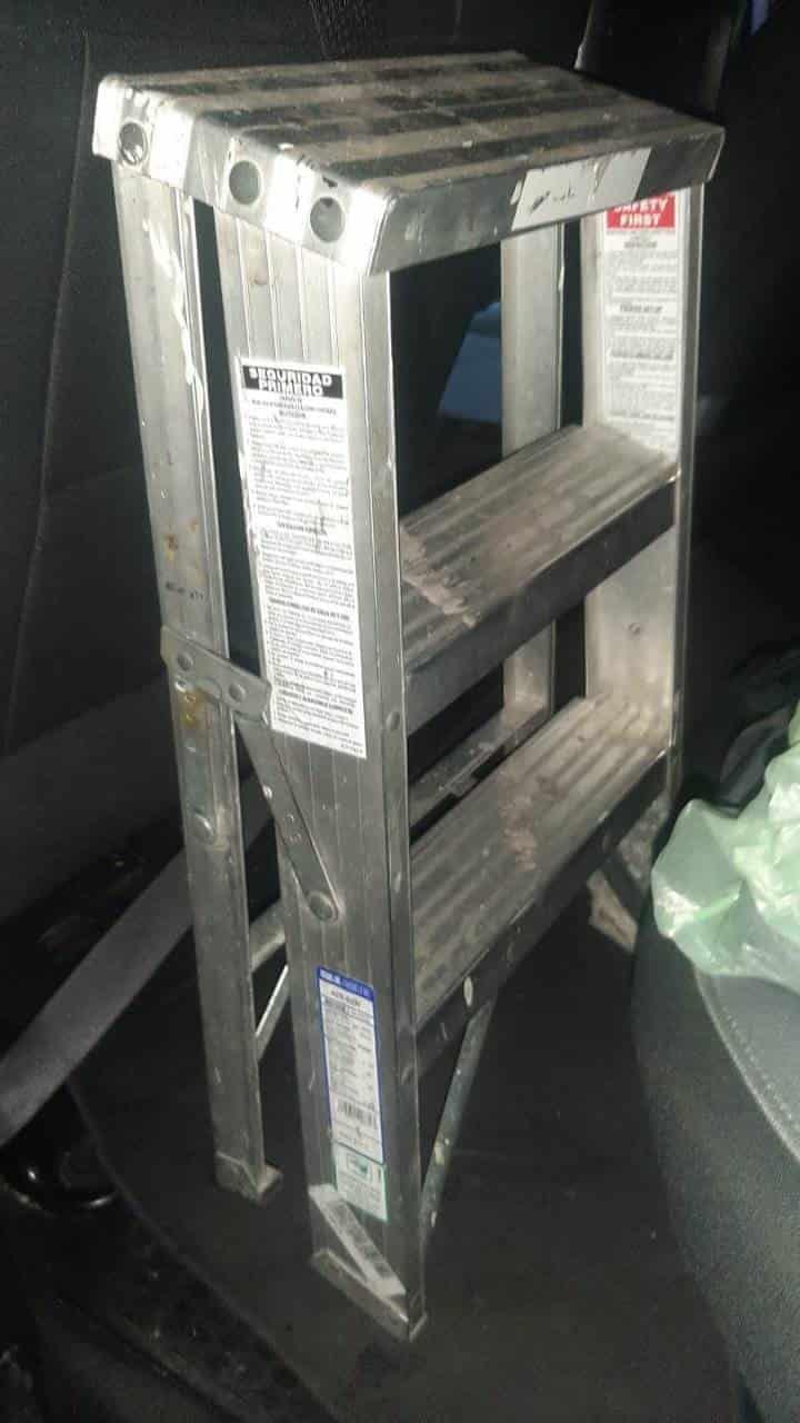 Roba escalera y lo detienen Roba escalera y lo detienen