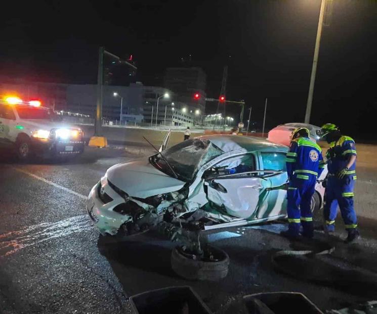 Queda prensado tras volcadura Queda prensado tras volcadura