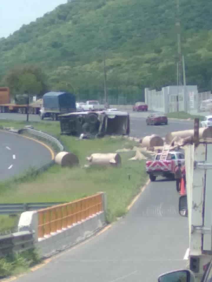 Vuelca tráiler en Allende Vuelca tráiler en Allende