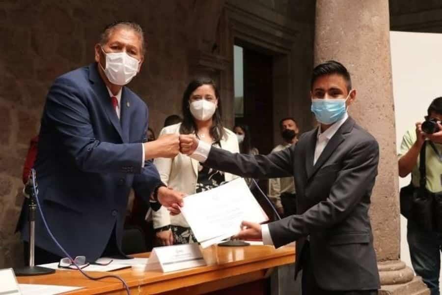 Alumno Tec gana premio estatal por su trayectoria académica Alumno Tec gana premio estatal por su trayectoria académica