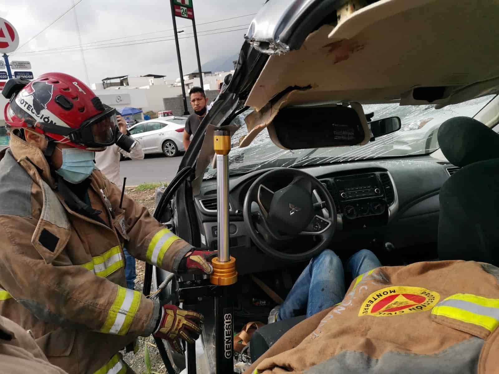 Durante algunos minutos el conductor de un vehículo quedó prensado al volcar