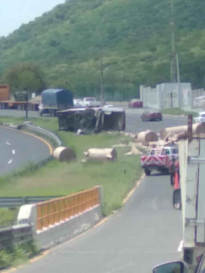El tráiler cargado con varias toneladas de rollos de papel para impresión, terminó volcado