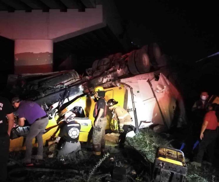 Cae tráiler de puente en Ciénega Cae tráiler de puente en Ciénega
