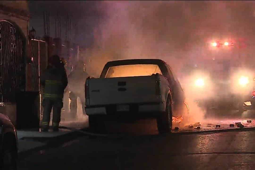 La camioneta comenzó a incendiarse repentinamente al parecer por una falla mecánica