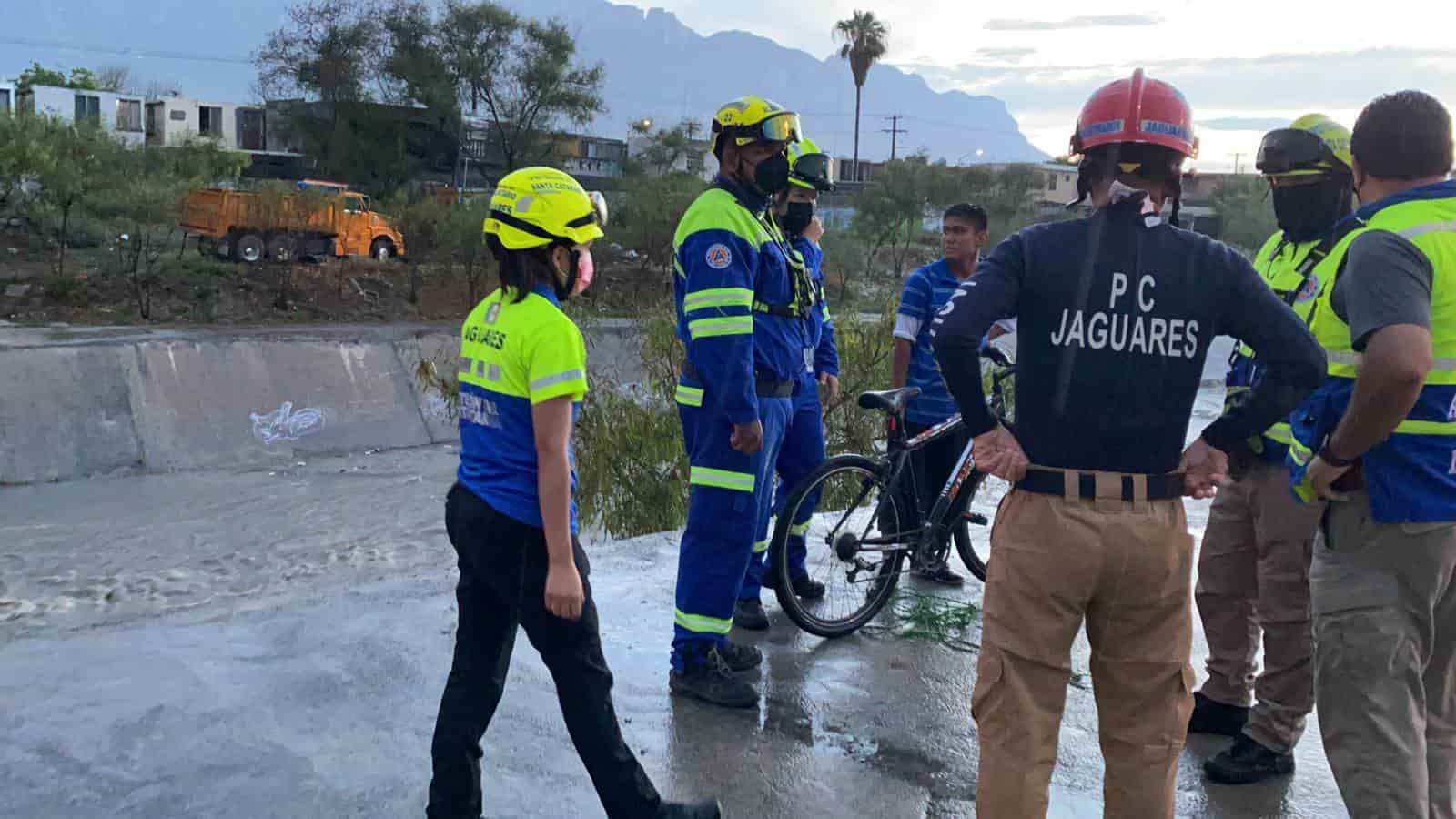 El ciclista fue rescatado por elementos del grupo Jaguares al ser arrastrado por la corriente