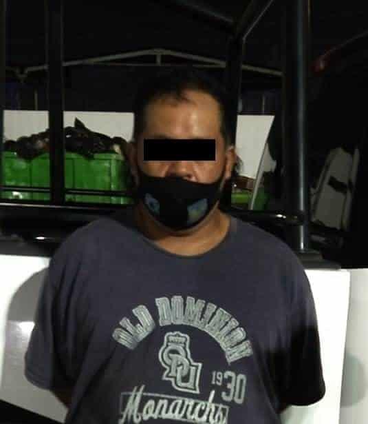 Maneja moto con placa colgada Maneja moto con placa colgada