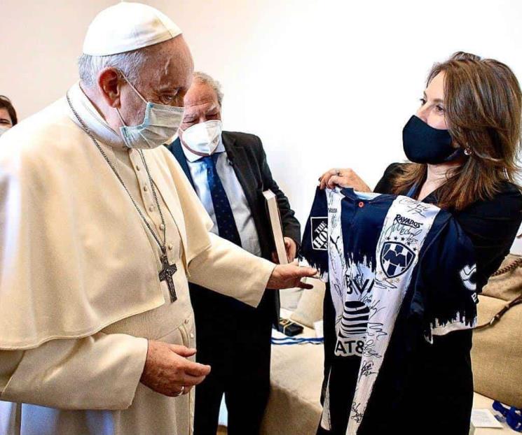 Aparece Papa Francisco cerca del jersey de Rayados Aparece Papa Francisco cerca del jersey de Rayados