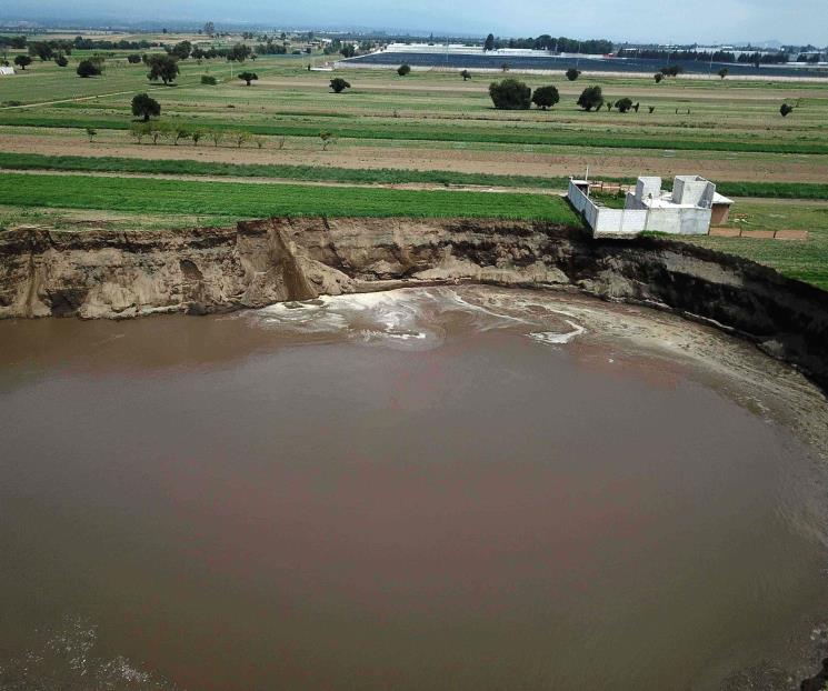 Socavón en Puebla derrumba recámara y barda de casa Socavón en Puebla derrumba recámara y barda de casa