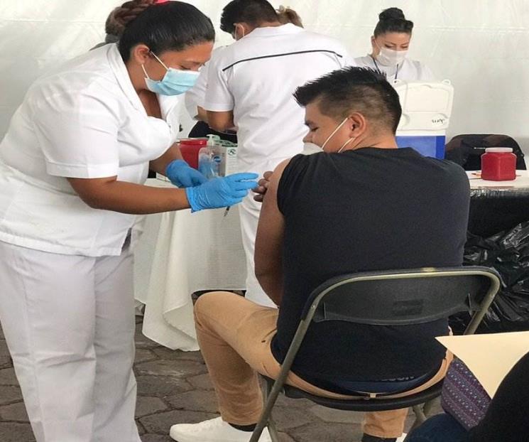 Vacunan a policías estatales Vacunan a policías estatales