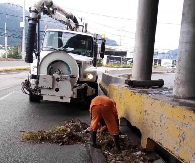 Realizan limpia de rejillas pluviales tras lluvias Realizan limpia de rejillas pluviales tras lluvias