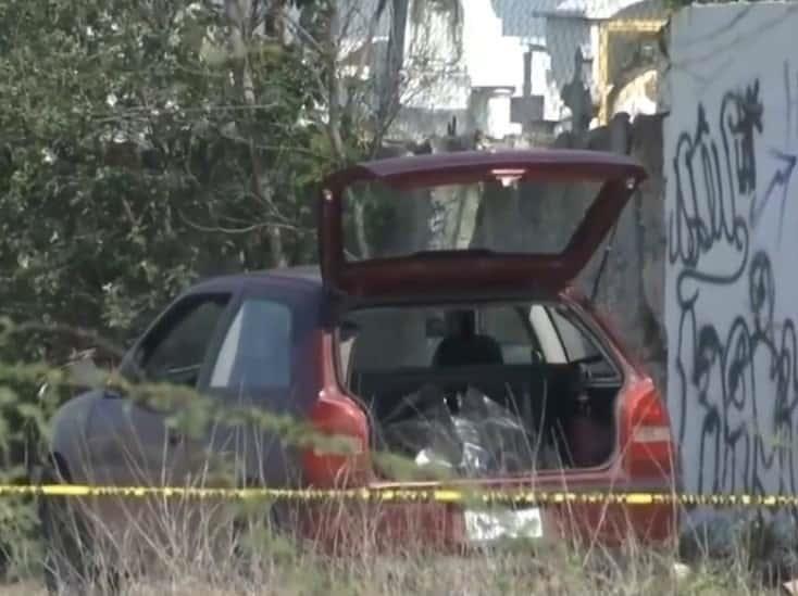 Encuentran cuerpo embolsado en auto abandonado en Apodaca Encuentran cuerpo embolsado en auto abandonado en Apodaca