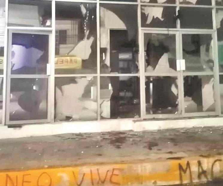 Vandalizan normalistas oficinas el IEPC en Chiapas Vandalizan normalistas oficinas el IEPC en Chiapas