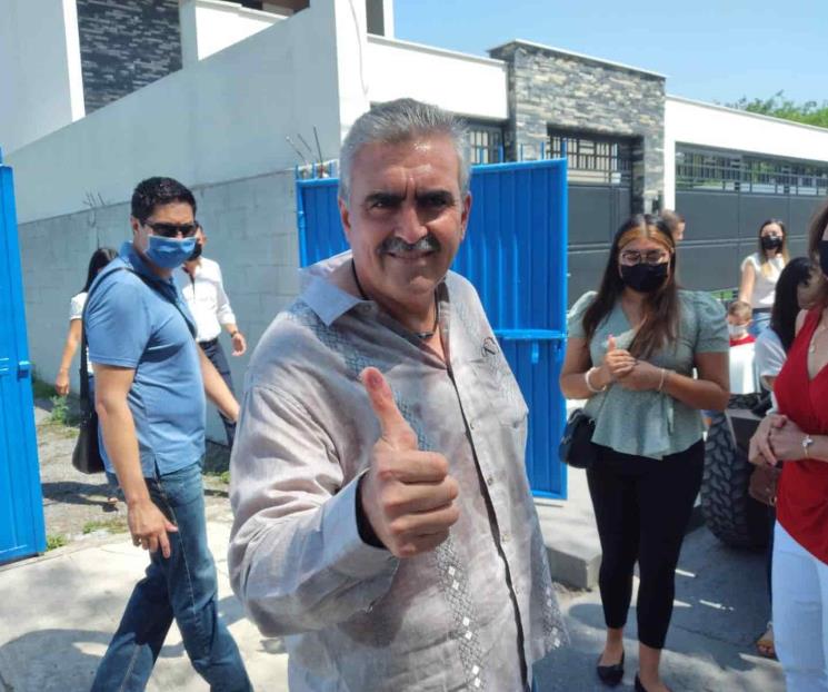 César Garza emite su voto César Garza emite su voto