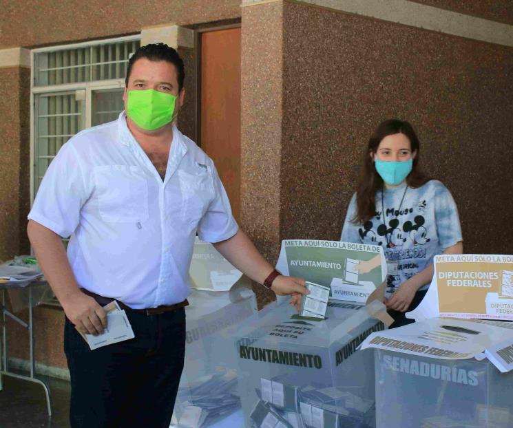 Daniel Torres emite su voto en Guadalupe Daniel Torres emite su voto en Guadalupe