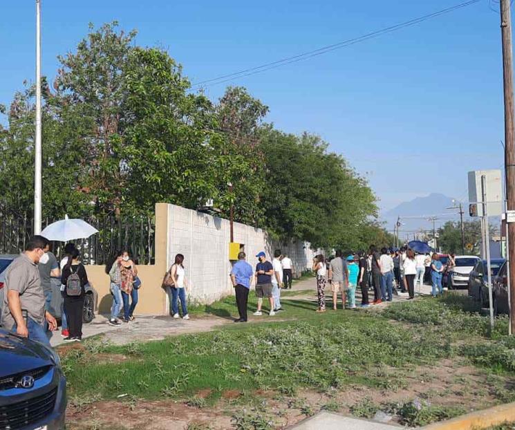 Con contratiempos y largas filas abren casillas en Escobedo Con contratiempos y largas filas abren casillas en Escobedo